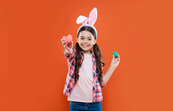 Happy child girl in easter bunny ears having fun hold paited eggs, easter egg — Stock Photo, Image
