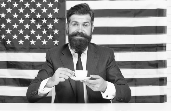 Empresário terno formal homem bonito bebendo café, conceito de bebida americana — Fotografia de Stock