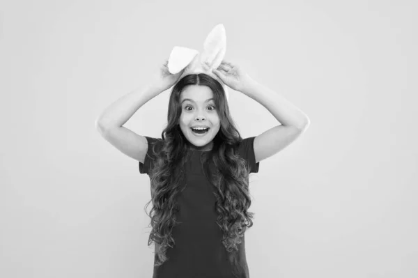 Únete a mi fiesta. Carismático bebé publicidad tema de Pascua. Un niño pequeño celebra la Pascua. Niño pequeño estilo Pascua. Niña conejita. Las niñas usan orejas de conejo. Temporada de primavera. Celebración festiva —  Fotos de Stock