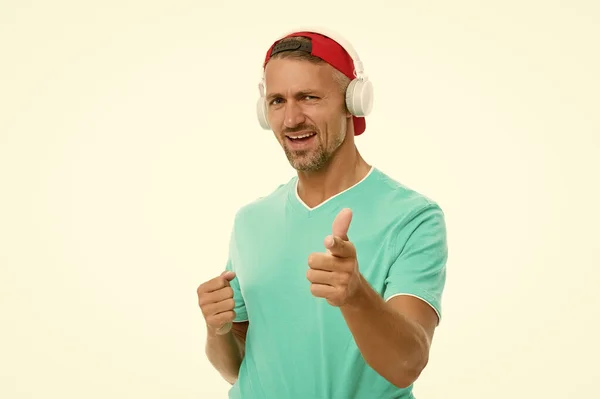 Tienda de electrónica. El tipo con gorra escucha música auriculares estéreo. Buen humor. Auriculares inalámbricos modernos. Concepto de sonido perfecto. Música electrónica de baile. Música instrumental. Hombre auriculares fondo blanco — Foto de Stock