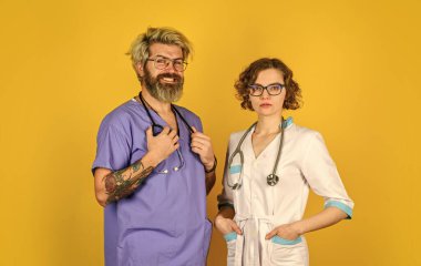 Sağlıklı olun. Teşhisi tartışıyoruz. Doktorlar hastanede. Doktor grubu. Başarılı iş arkadaşları. Doktorlardan oluşan bir tıbbi ekip. Tıbbi personel. Doktor ve hemşire ekibi iş birliği yapıyor.