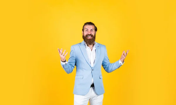 Homem bem preparado em formalwear casamento tem barba, aliciamento — Fotografia de Stock