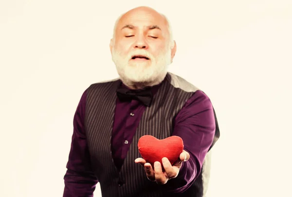 Egészségügyi ellátás és kezelés. szívproblémák. szerelem és romantika. Boldog, érett férfi, vörös szívvel. A szakállas embernek szívelégtelensége van. Valentin nap. donor transzplantáció. A szív világnapja. Csak boldog. — Stock Fotó