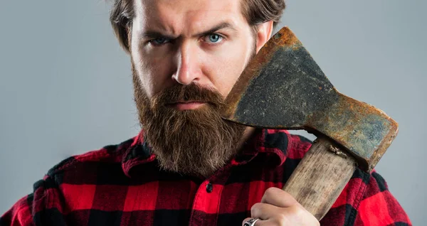 Fazer o cabelo parecer mágico. barbearia e cabeleireiro. brutal cara com longo barba — Fotografia de Stock