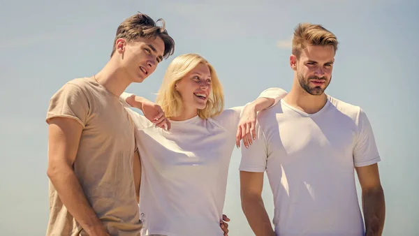 Stare insieme. gruppo di persone all'aperto. concetto di paradiso. altezze di successo. donna felice e due uomini. amici allegri. relazioni di amicizia. legame familiare e amore. vacanze estive. tempo per rilassarsi — Foto Stock