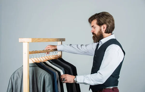 Comprador hombre hipster en probador tienda de ropa de hombre, la elección de concepto de ropa —  Fotos de Stock