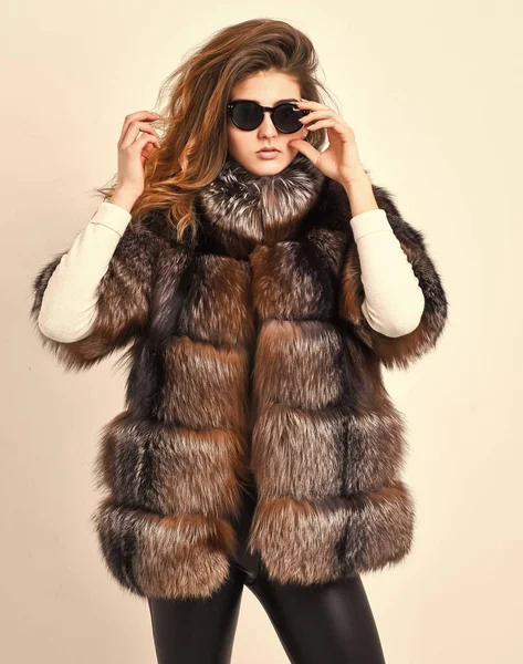 Concept de mode fourrure. Vêtements de luxe élite hiver. Manteau de fourrure marron féminin. Modèle de magasin de fourrure profiter chaud en manteau moelleux doux avec col. Femme porter des lunettes de soleil et coiffure posant vison ou manteau de fourrure sable — Photo