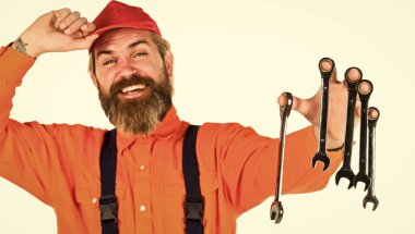 Otomotiv Teknisyenleri ve Tamircileri. Arabaları tamir ederken ana rol sorunu doğru ve hızlı bir şekilde teşhis etmektir. Adam anahtar aletlerini tutuyor. Anahtar aracı sıkılaştırıcı detayları düzeltiyor. İngiliz anahtarı aracı