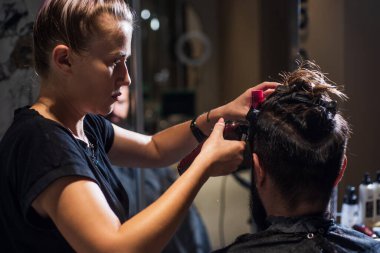 Berber dükkanında sakal düzeltme. Erkek ustası, saç modası.