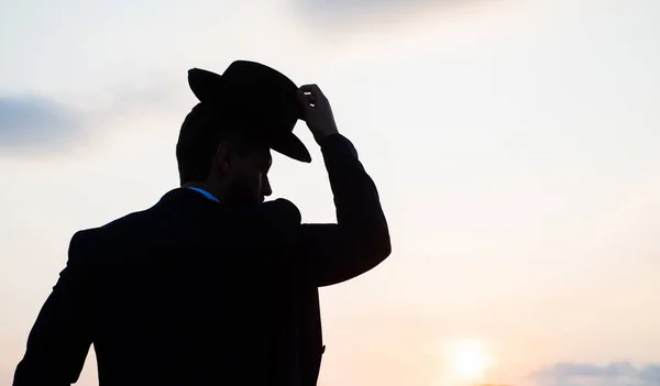 Concepto de futuro exitoso. negocios ágiles. soledad. necesitan la inspiración. el hombre siente motivación. espacio de copia. silueta de hombre de negocios en el fondo del cielo. confianza y éxito. espacio de copia — Foto de Stock