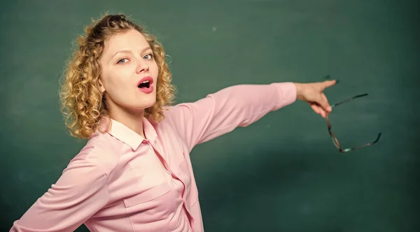 Des progrès. Femme professeur d'école tableau arrière-plan. Concept du personnel scolaire. Développement du processus cognitif. Apprenez la discipline et la ponctualité auprès du professeur. Éducateur très exigeant — Photo