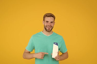 Bunu dene. Cilt bakımı için sabun losyonlu mutlu bir adam. Berber bu saç kremini tavsiye ediyor. Kepek yok. Saçların esnek ve güçlü olsun. Erkek manken. Saç bakımı ve hijyen. kişisel bakım