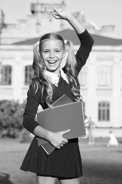 Perfekt flicka skola student uniform hålla böcker, glad skolflicka koncept — Stockfoto