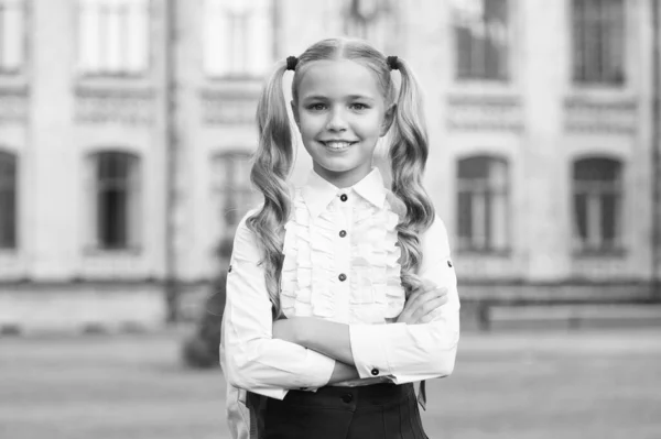 Flicka leende ansikte går till skolan september, lycklig barndom koncept — Stockfoto