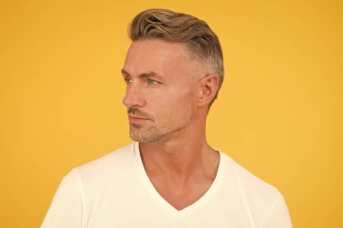 Berber dükkanı konsepti. Berber ve kuaför. Yaşlanmaya saygı duy. Adam olgun, iyi görünümlü bir model. Gümüş saç şampuanı. Kır saçlı. Gri köklerle uğraş. Çekici, bakımlı bir yüz kılı.