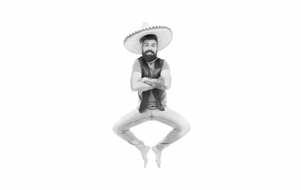 Mexická energie. Muž s plnovousem a veselým chlapem nosí sombrero mexickou čepici. Mexický stranický koncept. Oslavte tradiční mexické svátky. Chlap šťastný veselý obličej se baví tancováním skákání. Život v pohybu — Stock fotografie