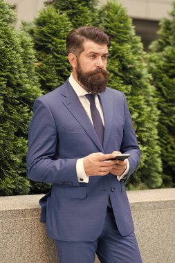 Güncellemelere bak. SMS mesaj işi. Mesajlaşan sakallı adam. İşadamı akıllı telefon kullanarak mesaj gönderiyor. SMS mesajı. Kısa mesaj servisi. Cep telefonuyla mesajlaşma. Mobil pazarlama