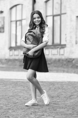 Eğitim her şeyden önce gelir. Mutlu çocuk okul çantasını dışarı taşır. 1 Eylül. Resmi okul eğitimi. Okula dönelim. Evde eğitim. Özel ders. Bilgi toplama günü. Eğitimli, zeki harikadır.