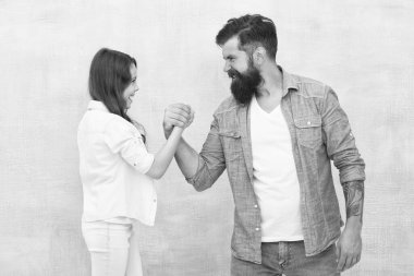 Açık yarışma. Baba kız bilek güreşi. Güç karşılaştırması. Güç ve güç. Çatışma ve muhalefet. Babalar Günü. Aile değerleri. Meydan okumayı kabul et. Babam gibi güçleniyorum.