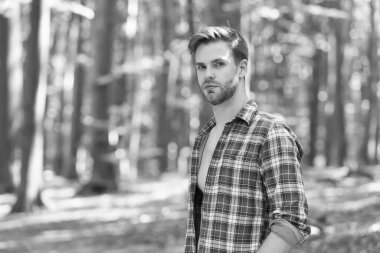 Hoş geldin yaz. Doğal manzarada yakışıklı bir adam. Yaz tatili. Doğa yolculuğu. Sıradan bir tarz. Moda gardırop. Şık trendler. Erkek giyim mağazası. Aktif yaşam tarzı. Macera orada.