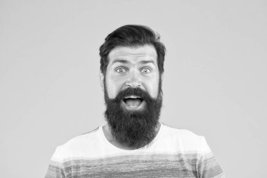 Keyfin yerinde. Gülen surat. Sakallı, şık, sarı sakallı bir adam. Berber ipuçları. Sakal ve bıyık. Hippi tarzı. Sakal modası. Berber servisi. Kuaför salonu. Süslü bıyık. Erkek portresi