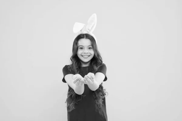 Mira aquí. Un niño pequeño celebra la Pascua. Niño pequeño estilo Pascua. Niña conejita. Las niñas usan orejas de conejo. Temporada de primavera. Celebración festiva. Carismático bebé publicidad Pascua tema —  Fotos de Stock