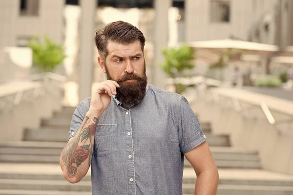 Man met baard en snor. Kapsalon. Straatstijl. Lopend door de straat. Volwassen hipster met baard op de trap. Gebaarde man. Zelfverzekerde brutale man loopt op straat. Mannelijke kapper zorg. Mannelijke mode — Stockfoto