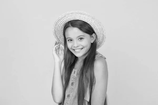 Uzun zamandır beklenen yaz tatili. Mutlu çocukluk. Neşeli küçük kız hasır şapka takıyor. Çocuklar için plaj modası. Sarı arka planda küçük bir çocuk. tatil eğlencesi ve aktivitesi. güzellik — Stok fotoğraf