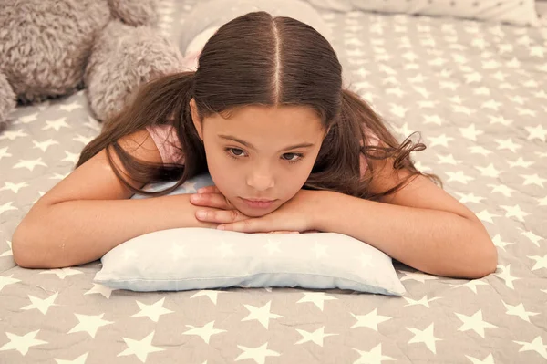 就寝前にリラックスする方法。眠りに落ちるためのリラクゼーション演習。小さな女の子パジャマ。寝室で夢を見てる。リラックスして睡眠への移行を容易にします。リラクゼーションの概念。心身のリラックス — ストック写真