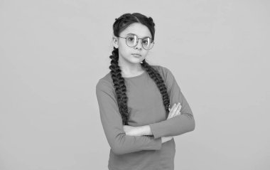 Görme sorunları var. Uzun saçlı, ciddi bir çocuk. Gençlerin görüşü kötü. Saçları örgülerle örülmüş. Küçük güzellik gözlük takıyor. sağlıklı çocukluk. Elleri çapraz olan küçük bir kız. çocuk saç stili