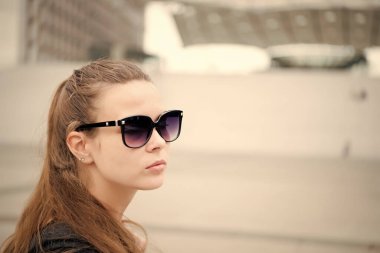 En iyi özelliklerini vurgulamak. Açık havada seksi bir kadın. Şehvetli kadın moda güneş gözlüğü takıyor. Uzun saçlı güzel bir kadın. Genç bir kadının güzel görünüşü. Moda ve tarz. Güzellik ve gençlik