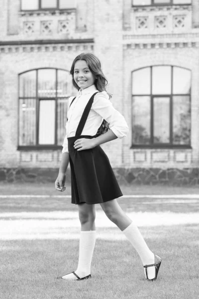 Elev i vintagekläder. Tillbaka till skolan. Glad skönhet utomhus. barnmode och shopping. Glad barndag. Det är vår. elegant utseende skolflicka. retro kid bära uniform — Stockfoto