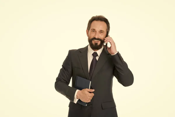 Telefoontje. Zakenman praat op mobiele telefoon. Een man met een baard gebruikt een mobieltje. Zakelijke communicatie. 3G. 4G. Mobiele levensstijl. Nieuwe technologie. Formele werkmode. Telefoon voor professioneel gebruik — Stockfoto