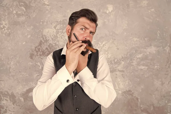 Stile in azione. styling con il rasoio. strumenti parrucchiere vintage. Un maestro dei capelli all'antica. perfetta forma della barba. Barbiere professionista in barbiere retrò. Uomo in visita parrucchiere in negozio di barbiere — Foto Stock