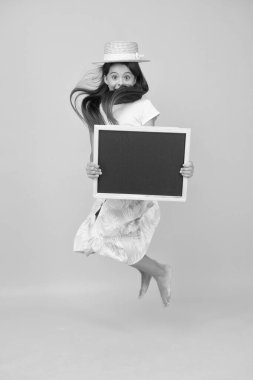 Devam edin. Yaz kampı macerası. Eğlenceye hazırım. çocukluk mutluluğu. En iyi tatili. Hoş geldin yaz. Yaz tatili burada. Kız tahtayla zıplıyor, kopyalama alanı. Mutlu Çocuklar Günü