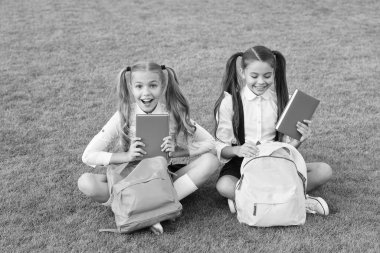 İnanılmaz bir açık hava kütüphanesi. Mutlu çocuklar kütüphane kitaplarını alır. Kütüphaneyi ödünç veriyorum. Okul kütüphanesi. Edebiyat ve dil. Bilgi toplama günü. Bibliopol. Kitapçı. Eğitim ve öğrenim. Yaz okuması