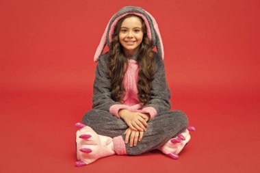 Mutlu çocuklar günü. Dinlen ve rahatla. Sevimli tavşan çocuk. Yavru hayvan karakteri. Tavşan kostümlü kız. Çocuk tavşan kigurumi. Mutlu kız tavşanlı pijama. Gülümseyen çocuk. Kıyafet dükkanı. Ev kıyafetleri.