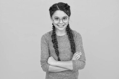 Çocukken sebepsiz yere gülümserdik. Mutlu kız çocuk sarı arka plan. Çocukluk yıllarının tadını çıkarıyorum. Çocukluk mutluluğu. Çocukluk ve bakım. Çocuk yuvası. Uluslararası Çocuk Günü