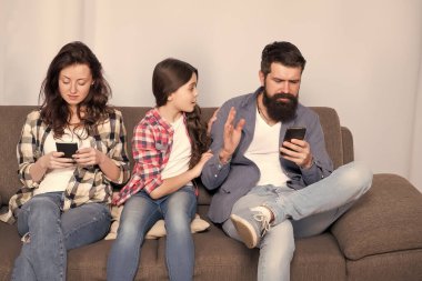 Baba ve anne, kızının ihtiyaçlarını görmezden geliyorlar. Kötü alışkanlıklar. Ebeveynlik başarısızlığı. Görmezden gelinen bebek. Duygularımı incittin. Çocuğu görmezden gelmeyi bırak. İnternete takıldım. Görmezden gelinen çocuk. İnternette akıllı telefonlar üzerinde sörf yapan ebeveynler.