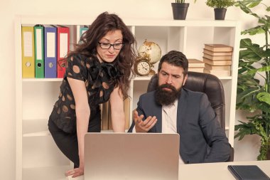 Müşterilerle dijital etkileşim. İş arkadaşları dizüstü bilgisayar kullanıyor. Yoğun bir iş. Modern ofiste yoğun bir çalışma günü. Yoğun gündem. İş iletişimi. Yeni teknoloji. Modern hayat