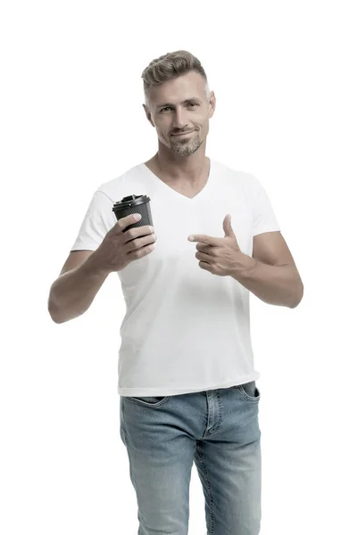 Deberías intentarlo. Tomar café para el buen humor. Eco estilo de vida y reciclaje. Satisfecho con el gusto. Taza de café reciclable. Hipster hombre sostener taza de café de papel. Un descanso relajante. Hombre beber café llevar — Foto de Stock