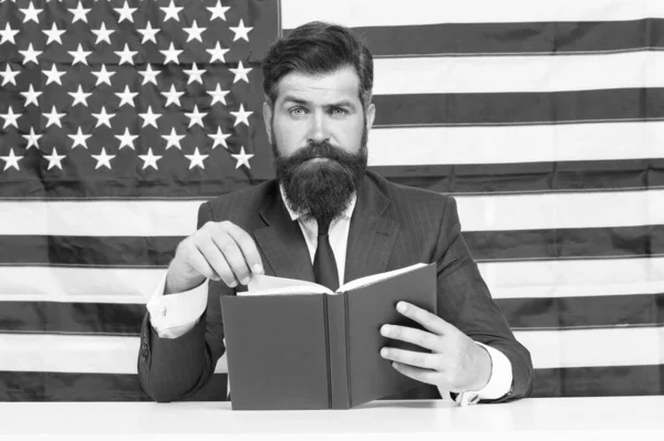 Amerikansk man entreprenör affärsman usa flagga bakgrund, professionell advokat koncept — Stockfoto