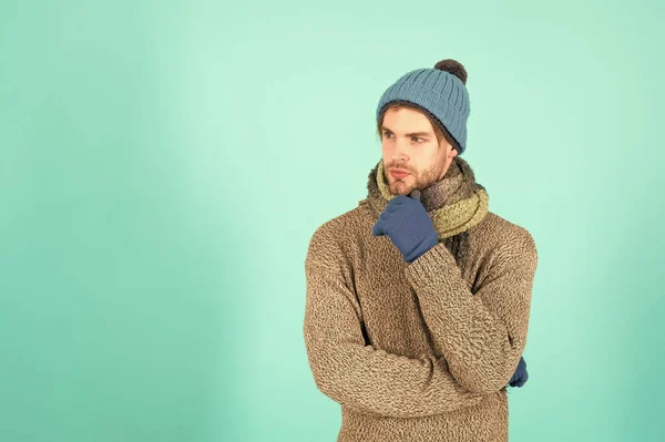 Acogedor ambiente invernal. Hombre reflexivo fondo azul. Hombre guapo en diseño de estilo invernal. Traje casual diseñado para armario de invierno. Estilo y moda. Ropa cálida para clima frío de invierno, espacio para copiar — Foto de Stock