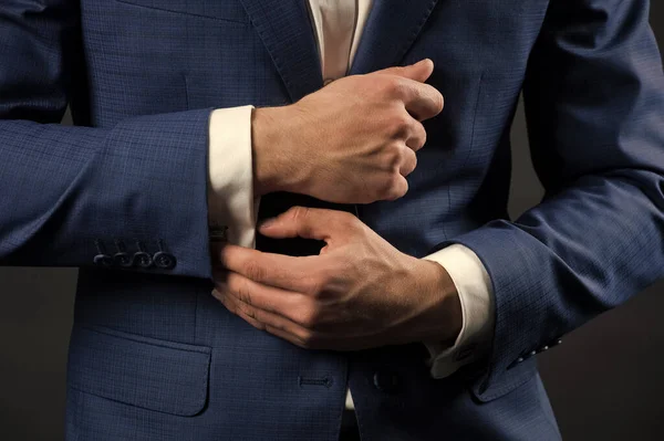 Perfecto para el último detalle. Vístete. Camisa y puños de traje formal. Usando estilo formal. Moda y estilo. Ropa formal. Código de vestimenta. Ceremonia de boda. Celebración festiva. Formal y con clase — Foto de Stock