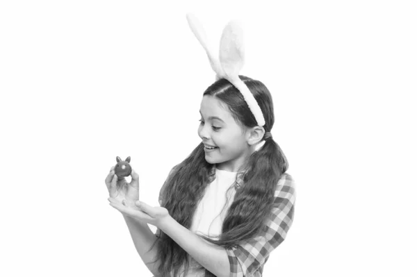 Feliz día de Pascua. Caza de huevos de Pascua. felicidad infantil. vacaciones tradicionales de primavera. niño en traje de conejo divertirse. niño feliz usar orejas de conejo. alegre niña pequeña jugar con liebre juguete —  Fotos de Stock