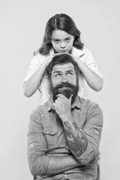 Padre y la pequeña hija feliz divertirse, concepto prenthood — Foto de Stock