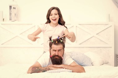 Yatak odasında dinleniyor. Evde kal ve eğlen. Aile eğlencesi konsepti. Baba için saç yapan bir kız. Çocuklarla karantina. Mutlu bir aile. Pijama partisi. Mutlu bir çocukluk. Sevgi ve destek