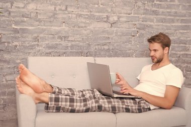 Çevrimiçi Eğitim. Yakışıklı adam dizüstü bilgisayarla iletişim kuruyor. Uyumadan önce defter kullan. Erkek blogcu internet teknolojisi kullanıyor. Bilgisayarda ağ kurmak. Evden bağımsız bir iş. Karantina sırasında uzak görev