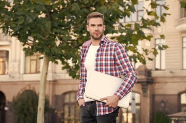 İş kurma. Millennial iş yaratıyor. Modern iş. Modern teknolojiler. Açık hava üniversitesi kampüs geçmişi. Çevrimiçi iletişim. İnternette sörf yapmak. Adam geliştirici dizüstü bilgisayarını tut