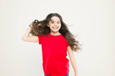 Güçlü kalıcı rüzgarlar dalgalı ve kıvırcık uzun saçlarda tangles ve pürüzler oluşturabilirsiniz. Saçınıza zarar vermek için yaptığınız şeyler. Kız sevimli çocuk uzun dalgalı saç sarı arka plan. Rüzgar da saç zarar verebilir